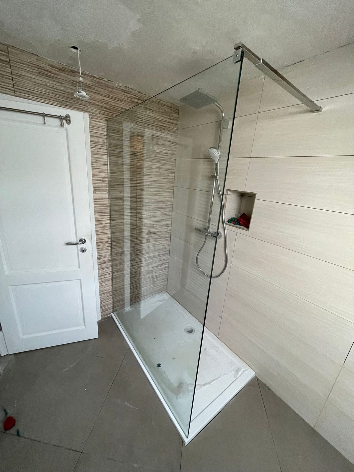 Modernes Bad mit Glasdusche