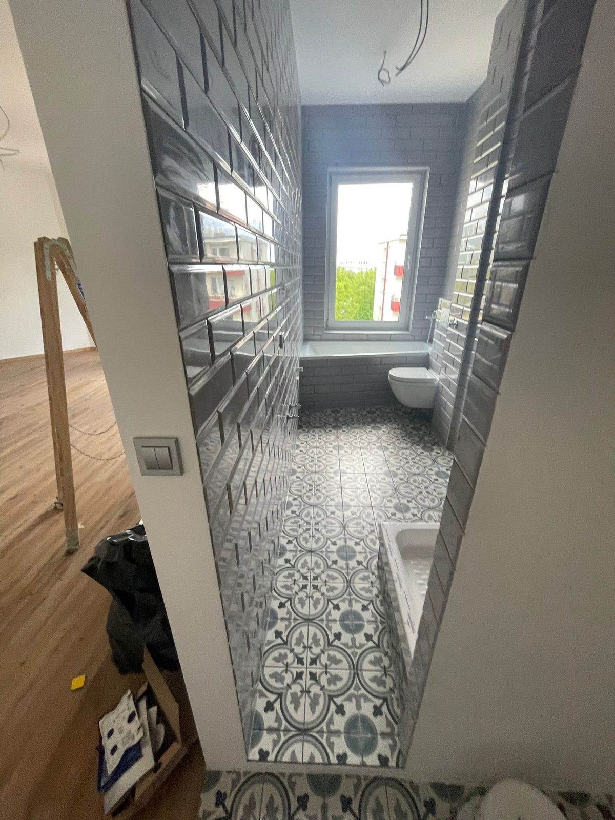 Badezimmer mit Musterfliesen