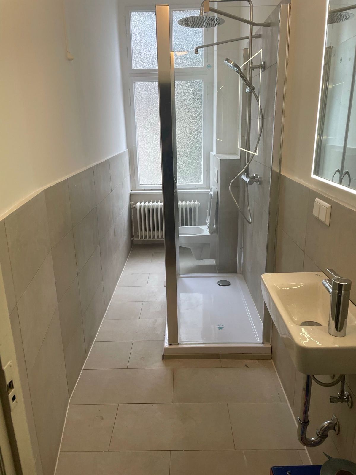 Komplett saniertes Bad mit Dusche und Waschbecken