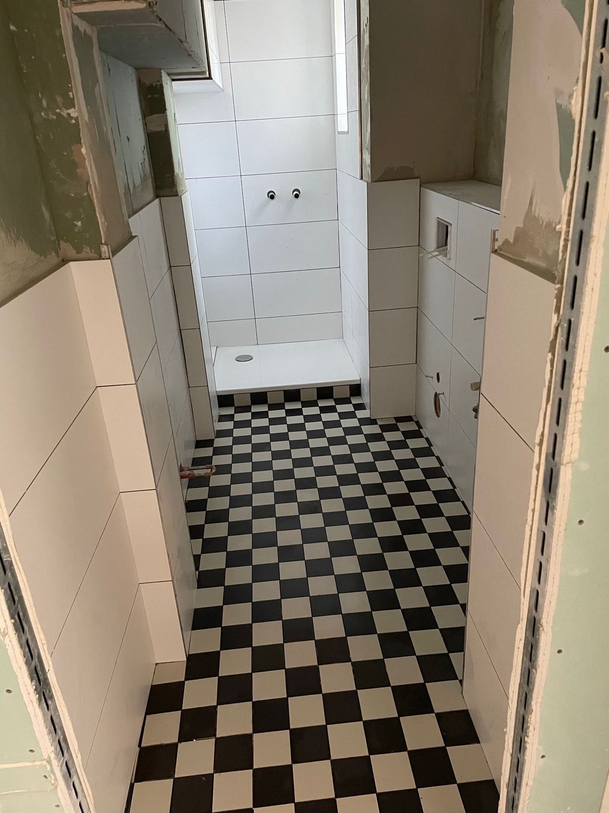 Bad mit Boden im Schachbrettmuster
