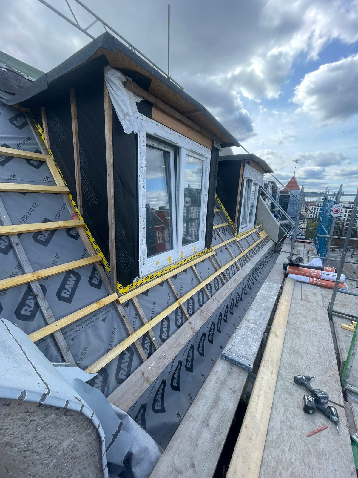 Dachgauben-Ausbau mit neuen Fenstern über den Dächern Berlins