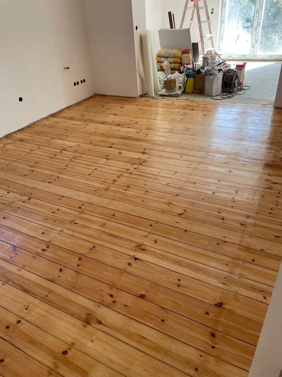 Frisch geschliffene Holzdielen