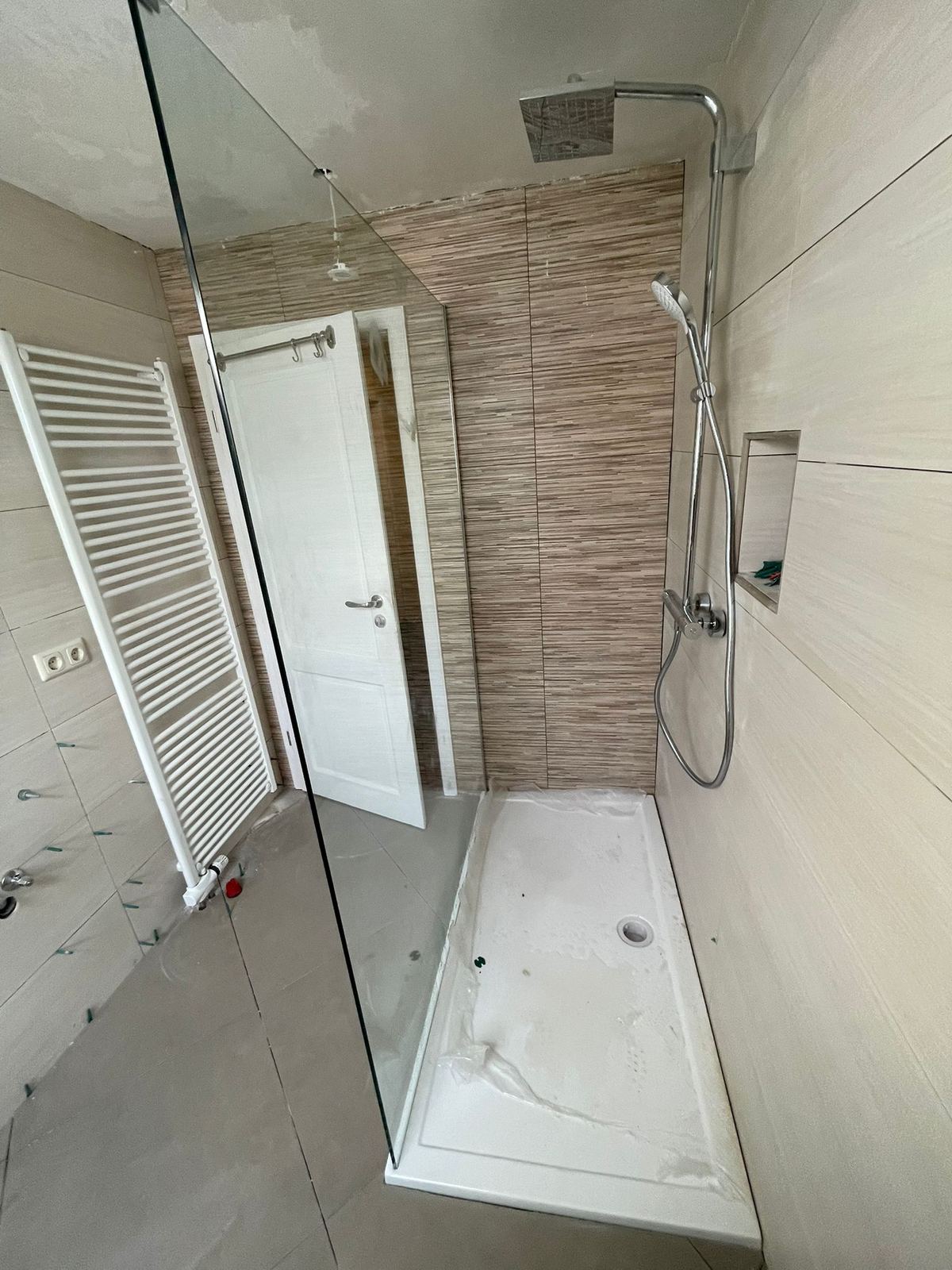 Dusche mit Fliesen in Holzoptik