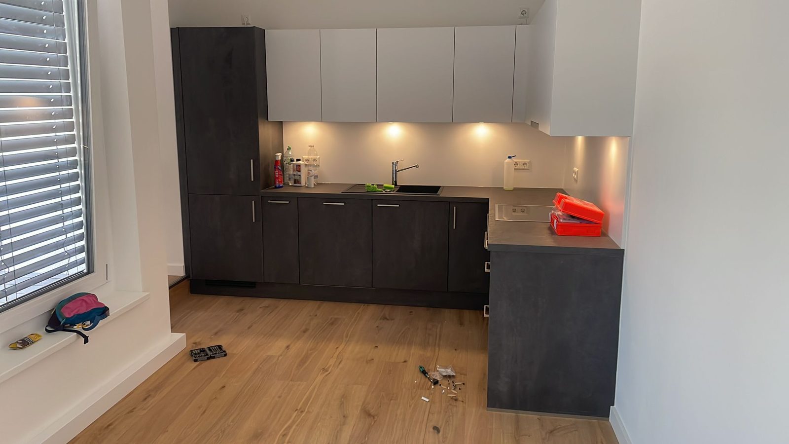 Neu eingebaute Küche mit Parkettboden
