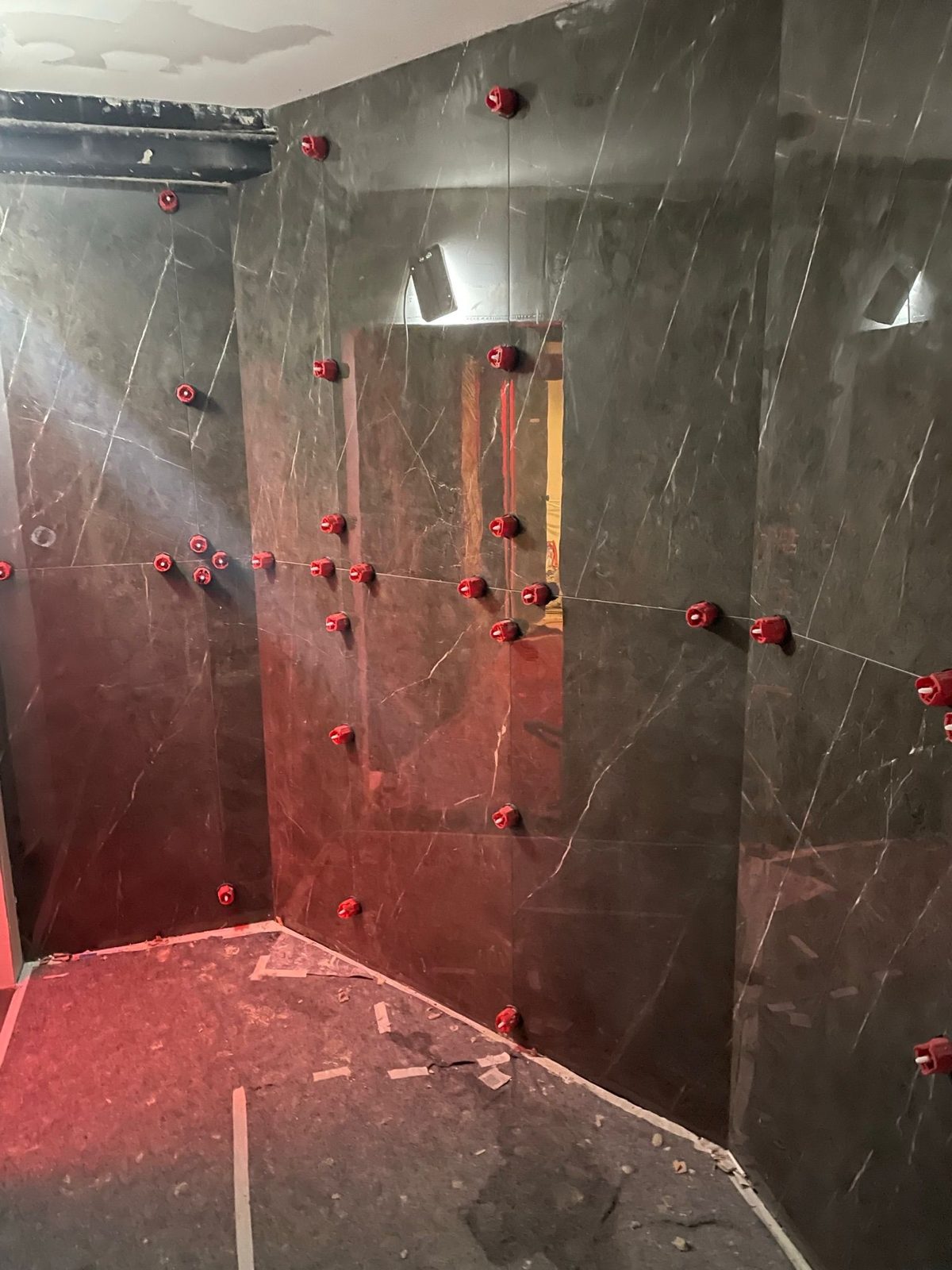 Verlegung von Marmorfliesen in einer Dusche