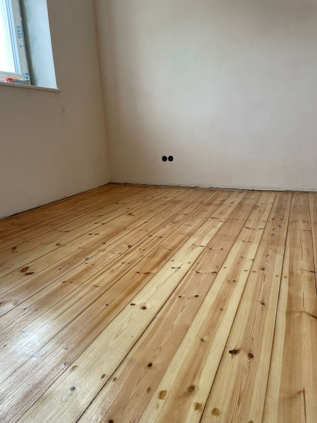 Wohnraum mit frisch aufgearbeiteten Dielen